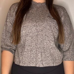 Slightly cropped women’s grey sweater. Size: L
